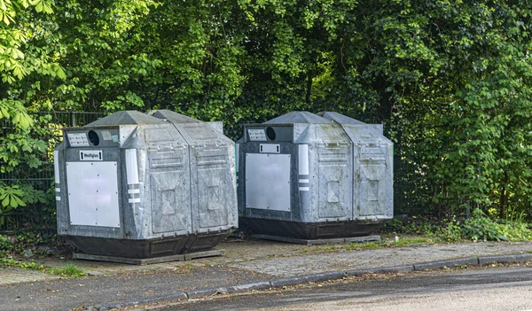 Stora järn soptunnor grön zon dag närbild — Stockfoto