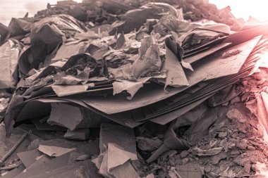 Plastik döşemeler, yerdeki çöpler, asbest, kağıt kaplama.