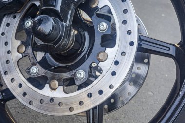 Ön tekerlek diski fren motoru, fren diski yakın plan.