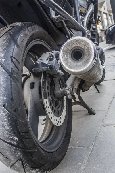 Parte de trás da motocicleta, roda, freios a disco, fechamento do tubo de escape — Fotografia de Stock