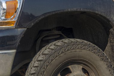 SUV 'nin önünde, tekerlek, süspansiyon, araba kanadı yakın çekim