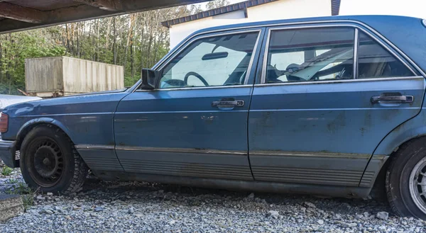 Warszawa, Polônia, 19.04.2019: Carro clássico, carro azul quebrado no estacionamento — Fotografia de Stock