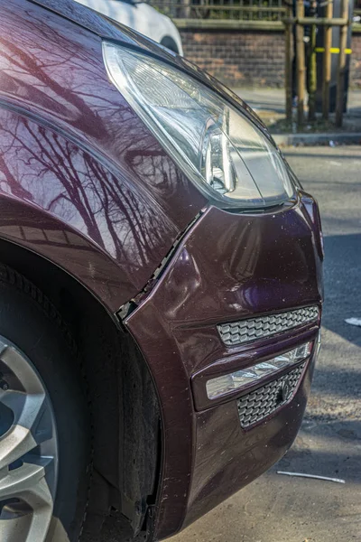 Gebroken bumper voorkant van de auto close-up Rechtenvrije Stockfoto's