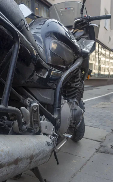 Tuyau d'échappement, cadre de moto, réservoir de carburant, volant, vue latérale de moto — Photo