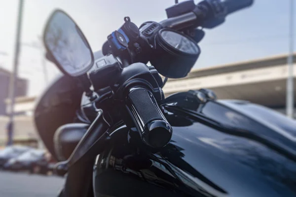 Alça no guidão de uma motocicleta close-up — Fotografia de Stock