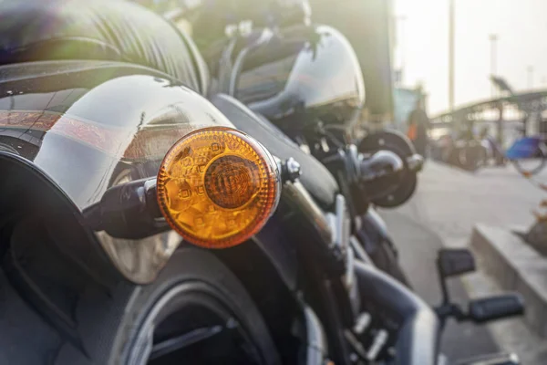 Motosikletin arka tarafında yön göstergesi var.