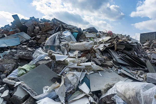 Tegelstenar murbruk, papper, byggavfall på nära håll — Stockfoto