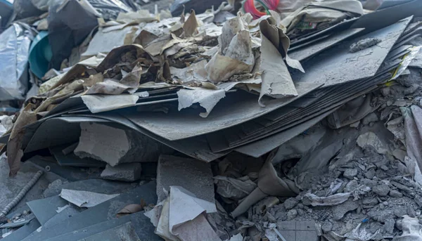 Débris de construction, feuilles d'amiante, papier, briques gros plan — Photo