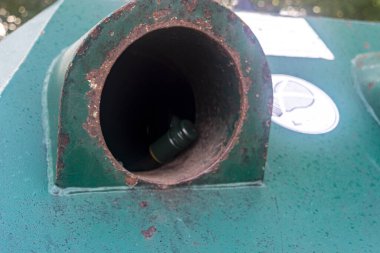 Yeşil demir geri dönüşüm kapları sokakta kapalı. Cam yerine demir çöplük.