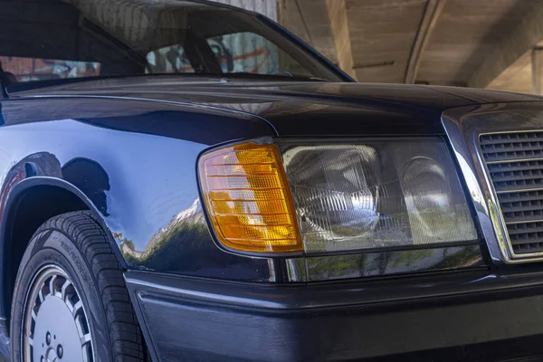 Auto voorkant, koplampen, draaitafels, wiel close up — Stockfoto