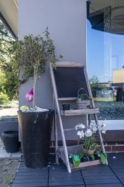 Dekoratif pano, cam dükkan penceresinin yanındaki dekoratif çiçekler.