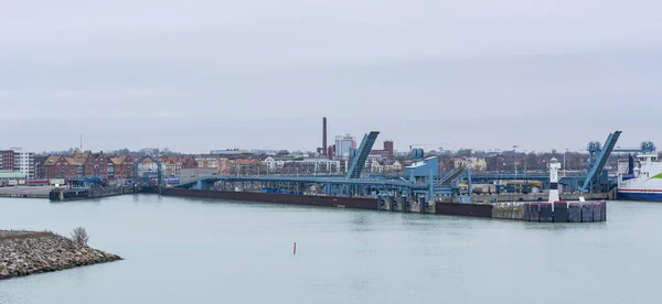 Trelleborg, İsveç, 24.11.2018: feribot İsveç limanına yanaştı