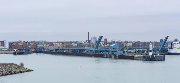 Trelleborg, Zweden, 24.11.2018: de veerboot meerde aan in de Zweedse haven Stockafbeelding