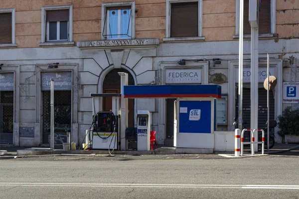 Şehrin merkezindeki benzin istasyonu, şehrin yerleşim bölgesindeki mobil benzin istasyonu.