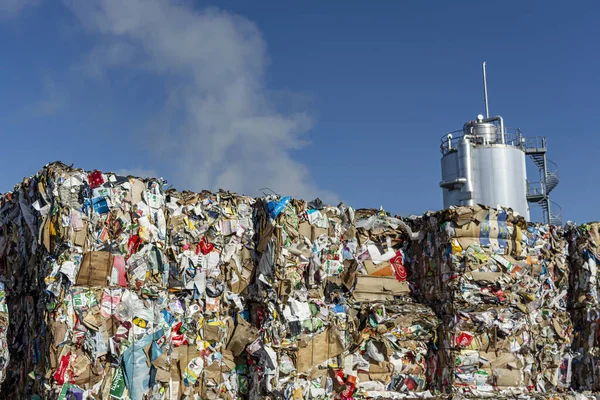 Pappersskräp Vid Återvinningsanläggningen Stora Fyrkantiga Pappersbalar Pappersåtervinning Pappersfabrik — Stockfoto