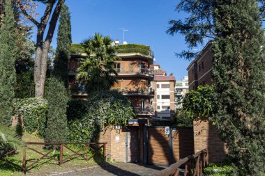 Roma, İtalya, 25.12.2019: İtalya 'da bir apartman, Roma' nın ortasında bir apartman, palmiye ağaçları, güneşli bir gün.