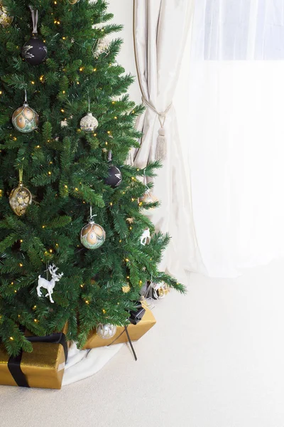 Όμορφο Διακοσμημένο Χριστουγεννιάτικο Δέντρο — Φωτογραφία Αρχείου