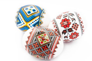 Beyaz arkaplanda paskalya yumurtaları 