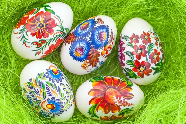 Huevos de Pascua sobre fondo verde —  Fotos de Stock