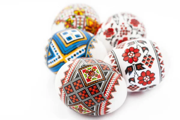 Beyaz arkaplanda paskalya yumurtaları 