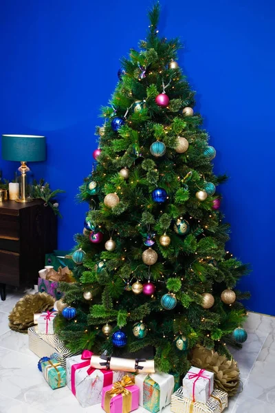 家の装飾 クリスマス ツリーと — ストック写真