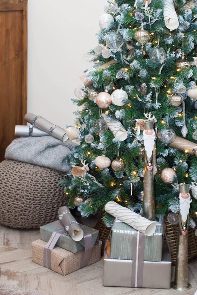 Χριστουγεννιάτικο Δέντρο Και Διακόσμηση Του Σπιτιού — Φωτογραφία Αρχείου