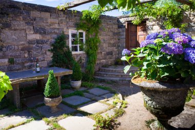 Yaz huzurlu Bahçe peyzaj, veranda alan