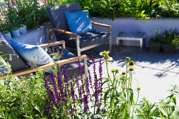 Yaz huzurlu Bahçe peyzaj, veranda alan