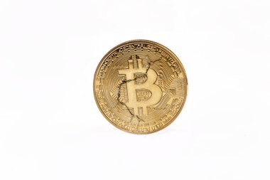 Beyaz arka plan üzerinde izole kırık bitcoin