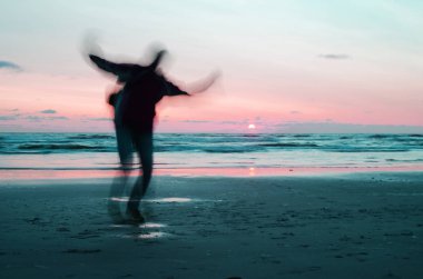 Deniz kıyısı üzerinde bulanık insanlar