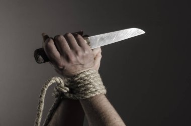 El ile kalın bir ip bağladılar