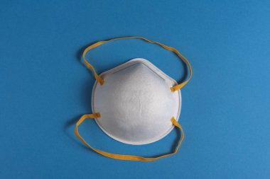 Hava kirliliğine karşı beyaz yüz maskesi.