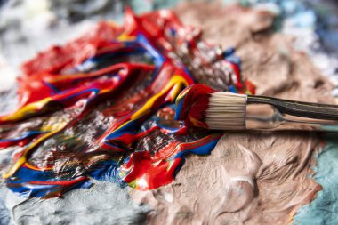 Resim paletinde boya karıştırıyorum.