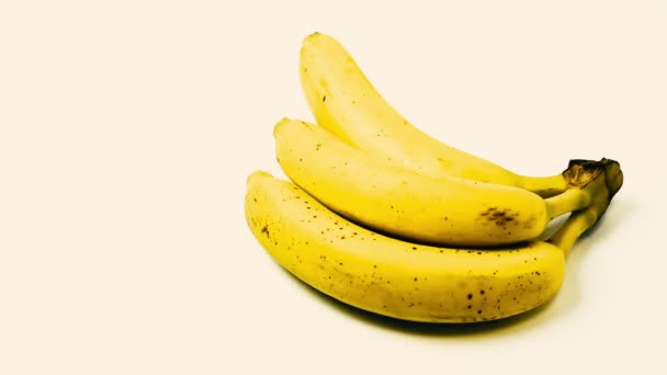 Спелые Желтые Бананы Белом Фоне — стоковое видео