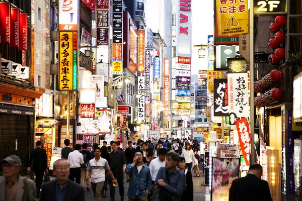 Gatan neonljus i turistiska Kabukicho district, Tokyo — Stockfoto