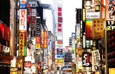 Neon açık reklam panoları Shinjuku Tokyo eğlence bölgesinde