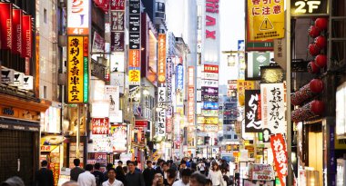  Neon açık reklam panoları Shinjuku Tokyo eğlence bölgesinde