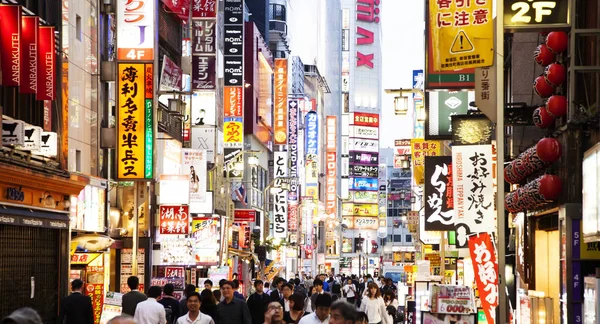Neon utomhusreklam affischtavlor i Tokyo nöjesdistriktet Shinjuku — Stockfoto