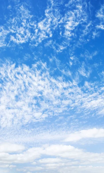 Cielo azul y nubes blancas —  Fotos de Stock