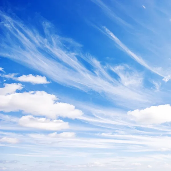 Μπλε ουρανός και σύννεφα φόντο — Φωτογραφία Αρχείου