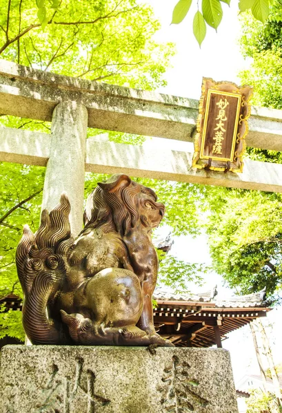 Puerta de entrada en templo santuario sintoísta japonés —  Fotos de Stock