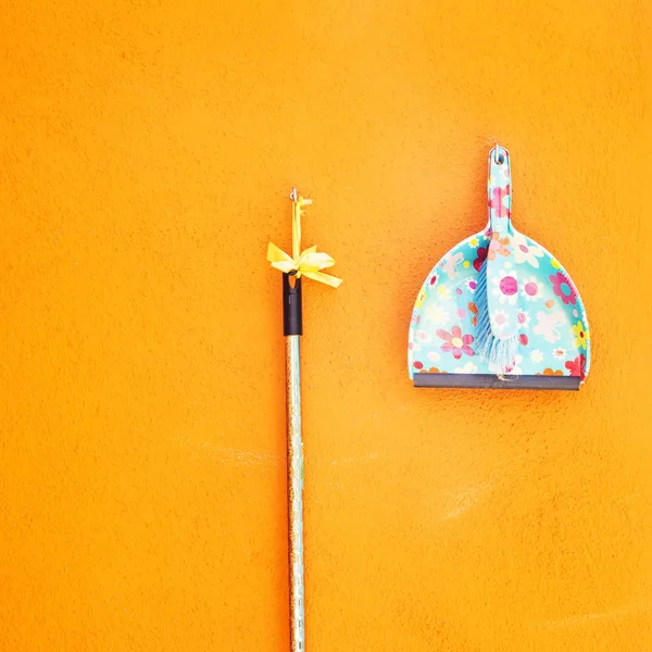 Pared naranja abstracta y utensilio de limpieza —  Fotos de Stock