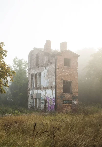 Antigua casa fantasma en una niebla — Foto de Stock