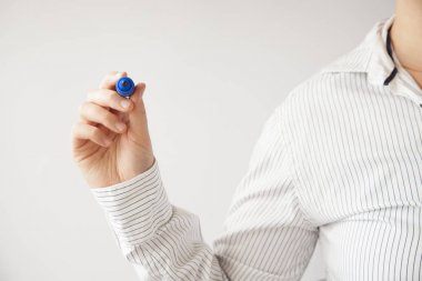 İnsan eli holding marker