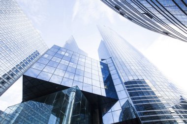 Modern şehirde parlak cam binalar