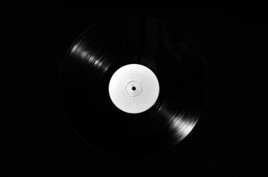 Koyu arkaplanda 78 rpm vinil disk