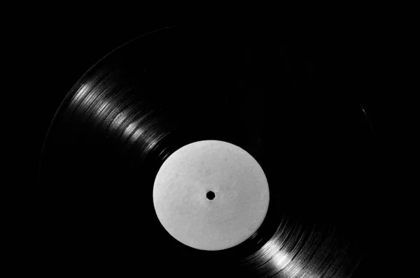 Disco in vinile 78 giri / min con etichetta bianca su sfondo scuro — Foto Stock