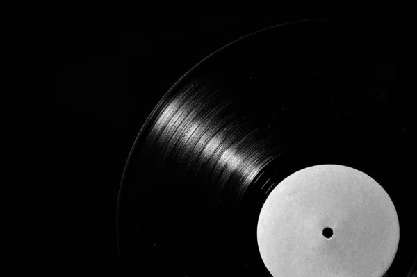 Primer plano de 78 rpm disco de vinilo sobre fondo oscuro —  Fotos de Stock