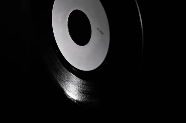 Koyu arkaplanda 45 devirlik vinil diski kapat — Stok fotoğraf