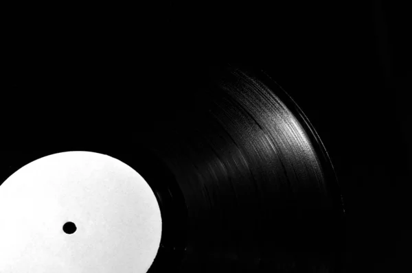 Détail du disque vinyle 78 tours vintage sur fond sombre — Photo